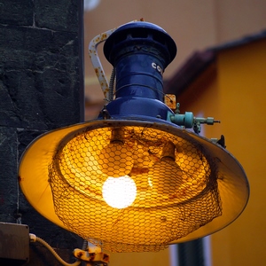 Luminaire et trois ampoules dont deux éteintes - Italie  - collection de photos clin d'oeil, catégorie clindoeil